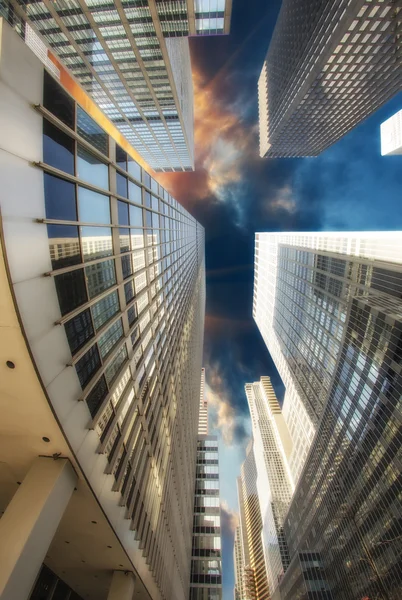 Altos e gigantes arranha-céus da cidade de Nova York, vista do nível da rua — Fotografia de Stock