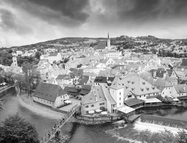 Vista aérea de Cesky Krumlov con arquitectura medievalo y Vltava — Foto de Stock