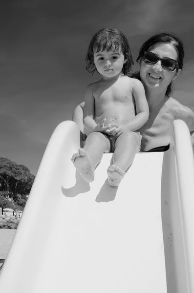 Menina feliz no parque infantil Slide área com sua mãe — Fotografia de Stock