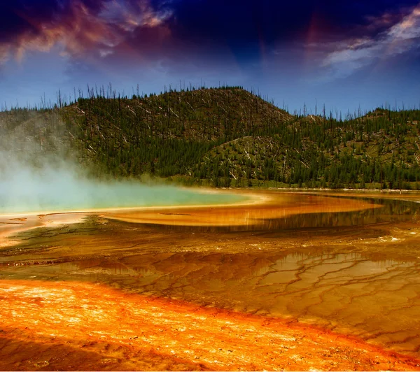 Paysage et geysers du parc national Yellowstone — Photo