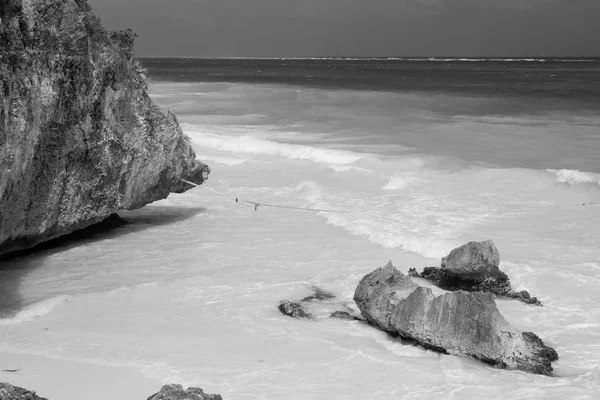 A praia deslumbrante e pedras em Tulum, perto de Cancún, Rivie Maia — Fotografia de Stock