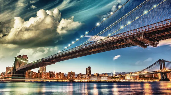 The Brooklyn Bridge Park, New York. Manhattan skyline at summer — Stock Photo, Image