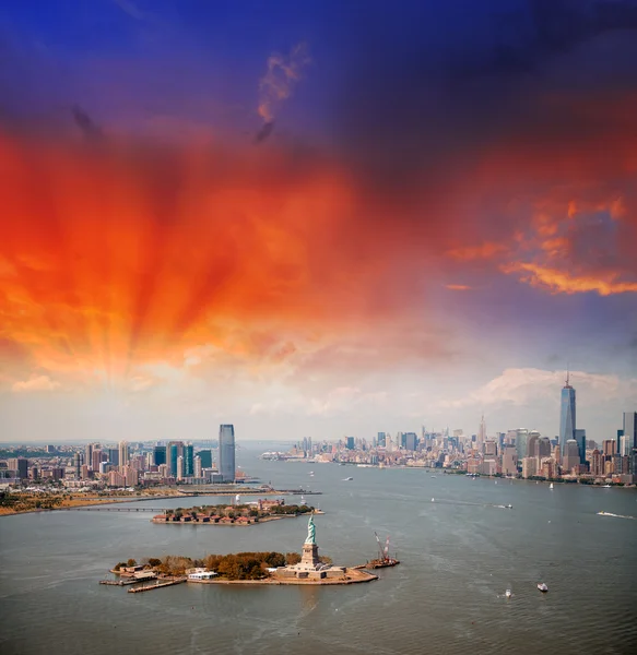 New york skyline üzerinden günbatımı. helicop dan güzel havadan görünümü — Stok fotoğraf