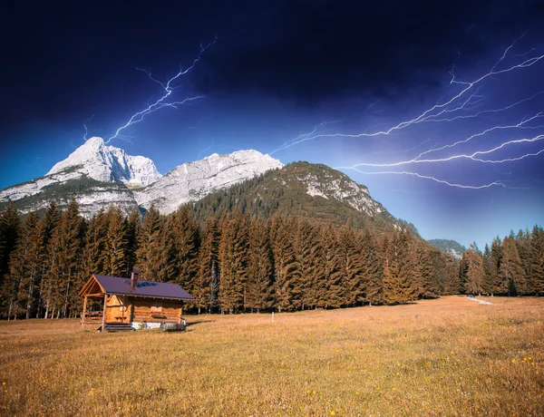 谷の山の雷雨 — ストック写真