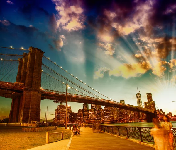 Brooklyn bridge park yaz gün batımında rahatlatıcı. güzel yeni — Stok fotoğraf