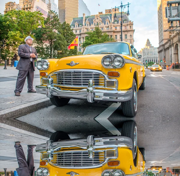 Vintage yellow taxi in New York streets with driver waiting for — Stock Photo, Image