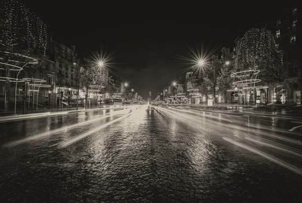 Paris, 30 Kasım: araba hafif rotaları ünlü champs elysees, novemb — Stok fotoğraf