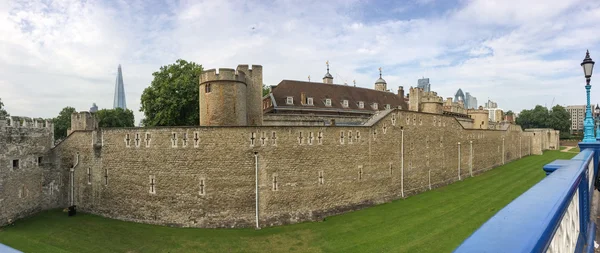 Turm von London, antike Architektur und Mauern. — Stockfoto