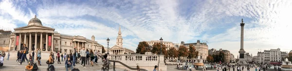 LONDRA, 29 SETTEMBRE: I turisti godono della bellissima Piazza Trafalgar, Septe — Foto Stock