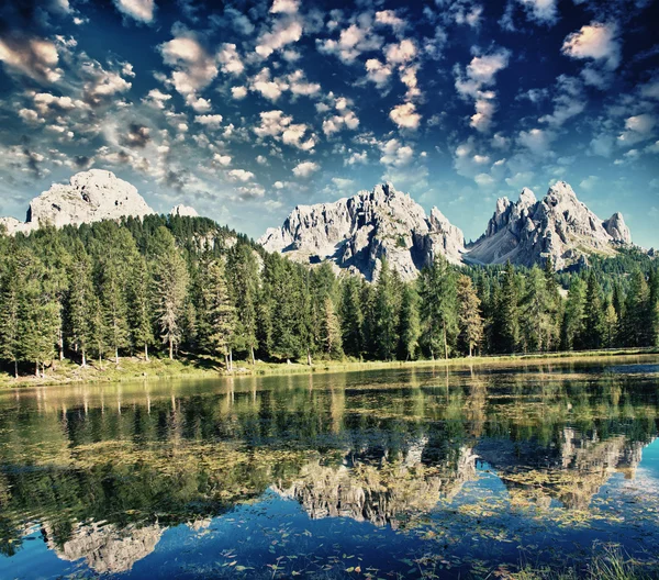 Vacker alpin landskap. bergstoppar återspeglas i en sjö — Stockfoto