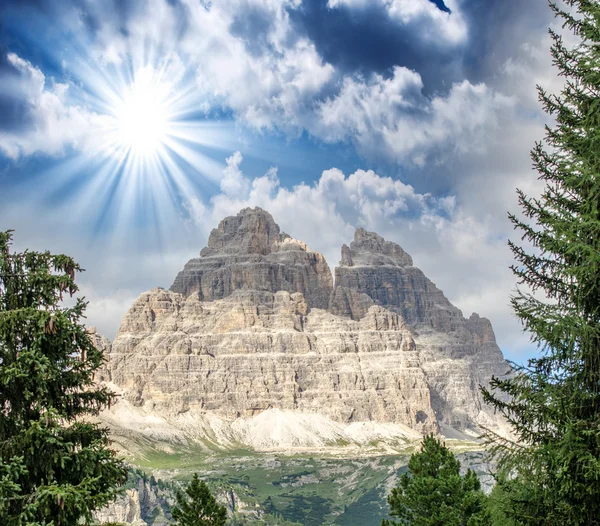 As Dolomitas, Itália. Maravilhosa paisagem alpina na temporada de verão — Fotografia de Stock