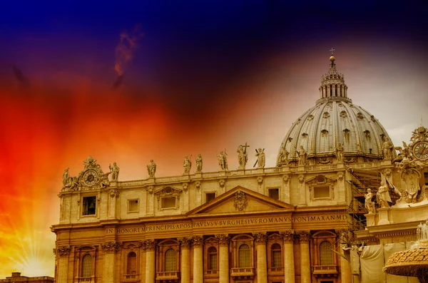 La cúpula de la catedral de San Pedro en la Ciudad del Vaticano en una hermosa —  Fotos de Stock