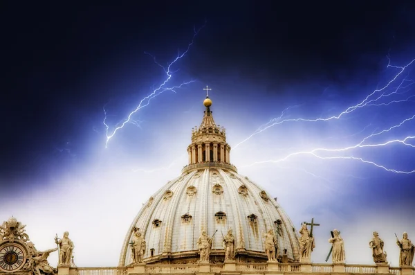 Tormenta sobre la Ciudad del Vaticano y la Cúpula de San Pedro —  Fotos de Stock