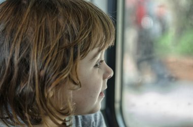Tren pencereden bakarak mutlu bebek