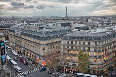 Paris - 27 Kasım: turist yürümek şehir sokaklarını 27 Kasım 2