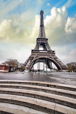 Paris. Eyfel Kulesi ile merdiven se görünümünü muhteşem mercek