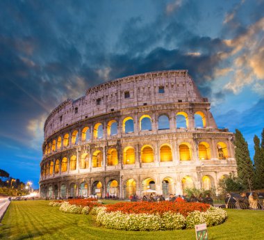 Colosseum - Roma. çim ve Parkı çevreleyen ile gece görünümü