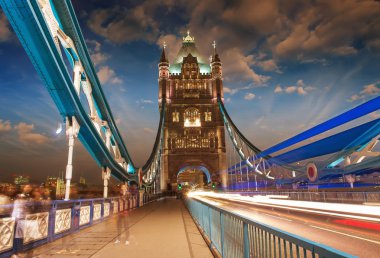 Tower bridge araba hafif trails - Londra ile gece