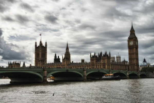 Wspaniały widok z Mostu Westminsterskiego i Pałac Westminsterski, lo — Zdjęcie stockowe