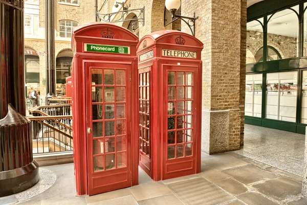 Červené telefonní budky v ulicích Londýna — 图库照片