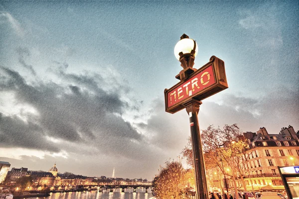 Famoso histórico Art Nouveau sinal de entrada para o Metropolitain — Fotografia de Stock