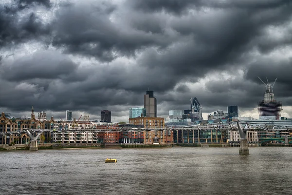 Luchtfoto uitzicht op Londen stad en thames rivier — Stockfoto