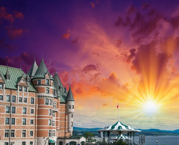 Quebec, Canada. Terrific view of Hotel de Frontenac with colourf — Stock Photo, Image
