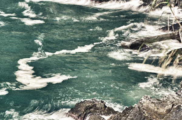 Longa exposição temperamental paisagem marinha dramática com rochas e borrão de movimento — Fotografia de Stock