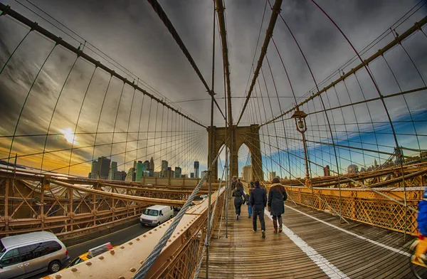 Spacerując na brooklyn bridge w zimie - Nowy Jork — Zdjęcie stockowe