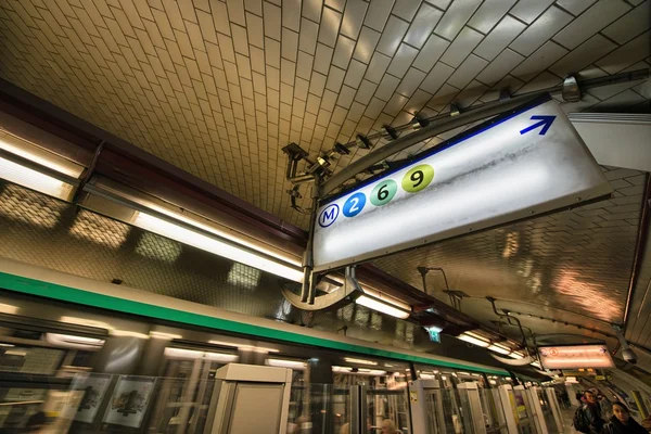 Párizs - nov 28: belső metróállomás, november 28, 2012-ben — Stock Fotó