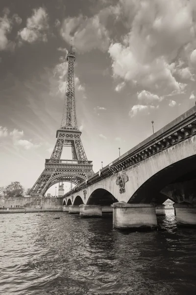 Париж - Прекрасный вид на Эйфелеву башню и Иенский мост — стоковое фото