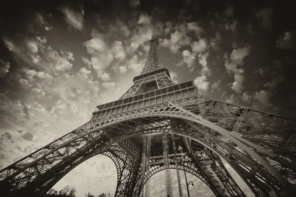 Maravillosa vista de la Torre Eiffel en toda su magnificencia - París —  Fotos de Stock