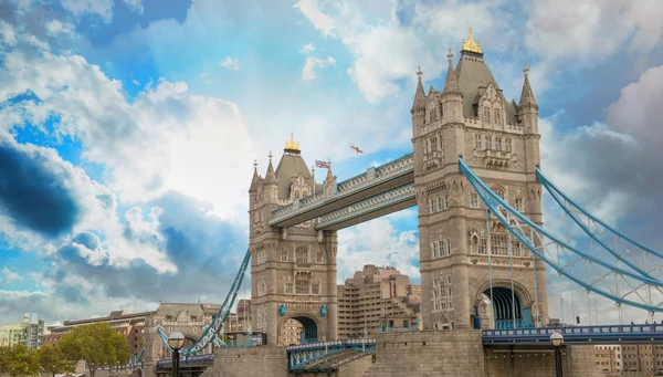 Macht en pracht van toren structuur brug over rivier tham — Stockfoto