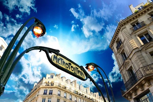 美しい背景の空とパリの地下鉄駅サイン — ストック写真