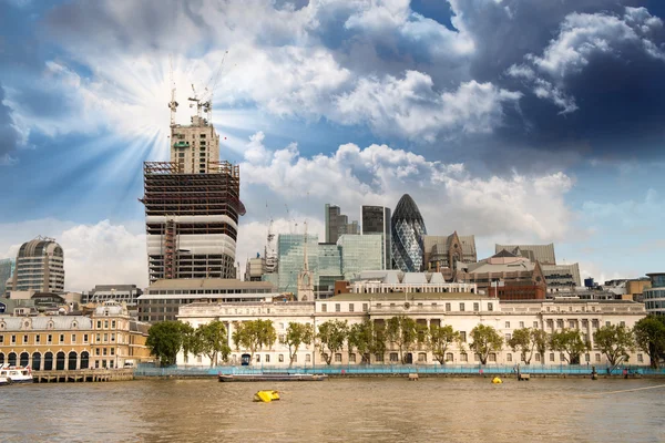 Financiële centrum van de stad van Londen met Theems op voorgrond — Stockfoto