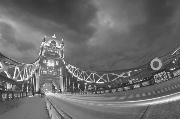 美丽的蓝色色调的塔桥日落时在伦敦，宽 — 图库照片