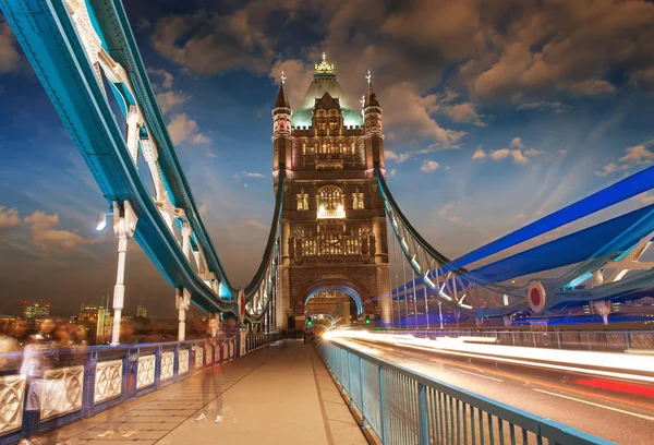 Tower bridge araba hafif trails - Londra ile gece — Stok fotoğraf