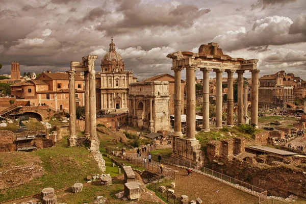 Římské ruiny v Římě, fori imperiali. — Stock fotografie