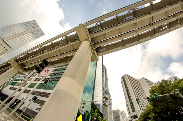 Skyline cidade com edifícios vistos a partir de nível de rua — Fotografia de Stock