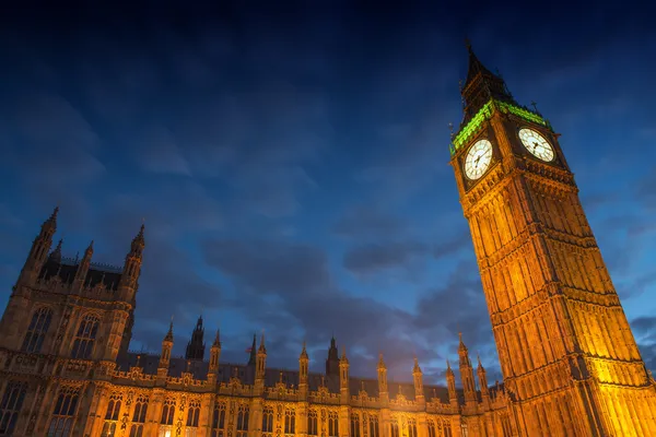 Alacakaranlıkta bulanık hareketli bulut - Londra ile büyük ben ışıkları — Stok fotoğraf