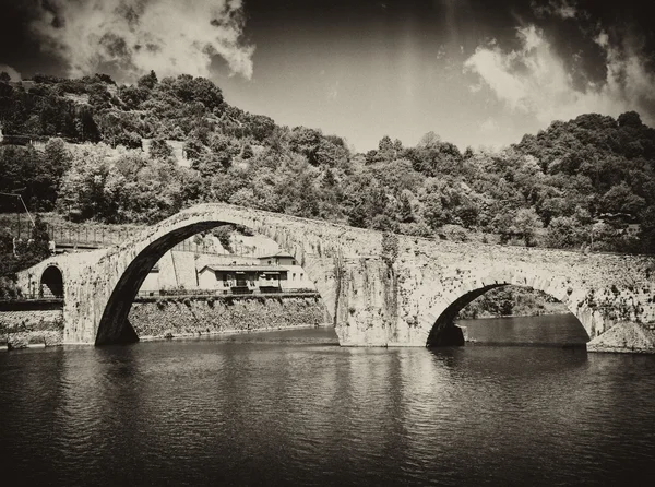 Ponte dei Diavoli a Lucca durante la stagione primaverile — Foto Stock