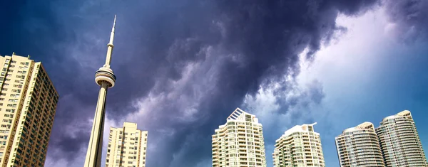 Gratte-ciel Gian avec couleurs du ciel — Photo