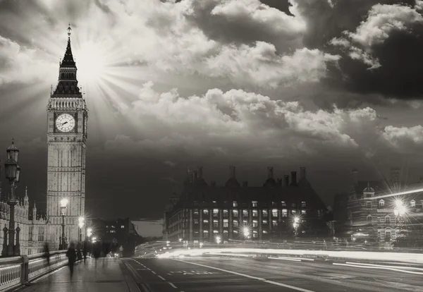 Prachtige kleuren van de Big ben van Westminster Bridge bij zonsondergang - — Stockfoto