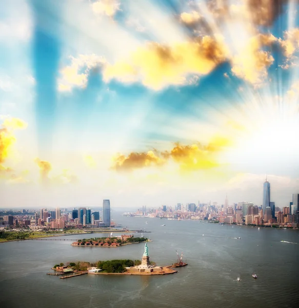 Puesta de sol sobre el horizonte de Nueva York. Hermosa vista aérea desde helicop —  Fotos de Stock