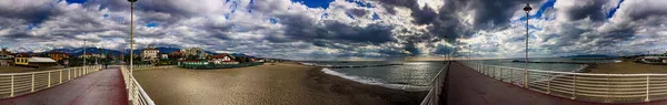 Massa, Włochy. piękne molo na plaży versilia, w jesieni — Zdjęcie stockowe