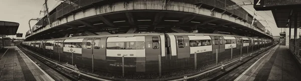Londen - sep 30: lange metro in een stad station, september — Stockfoto