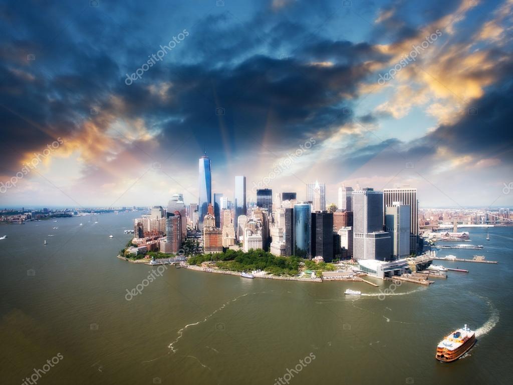 Schöne Insel Manhattan. Hubschrauberblick auf New York Skyli Stockfotografie lizenzfreie