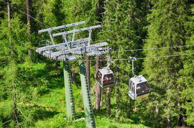 Teleferik dolomites - İtalyan Alpleri ortasında