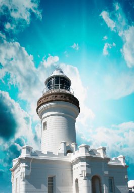 Deniz feneri yukarı doğru görünümü güzel gökyüzü