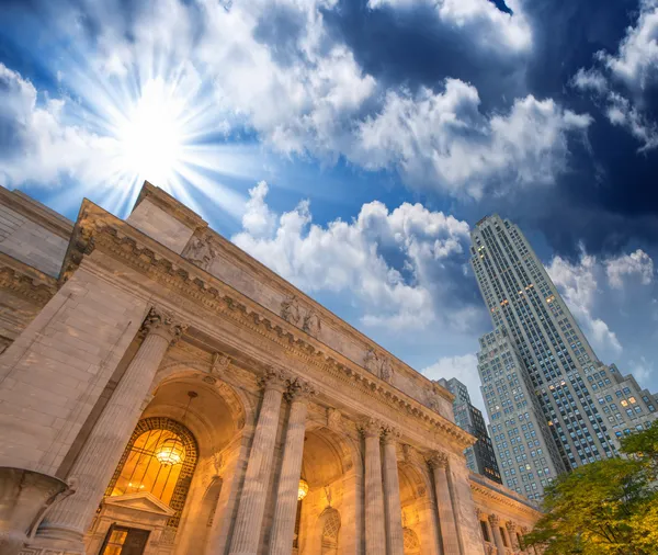 New york public library. sida-vy med omgivande byggnad — Stockfoto